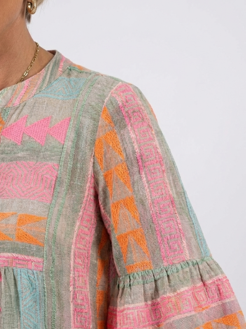 Maelle | Vestido a la Rodilla con Estampado Geométrico, Cuello en V y Capas